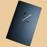 深色卡片的 Logo 燙印目錄實物相