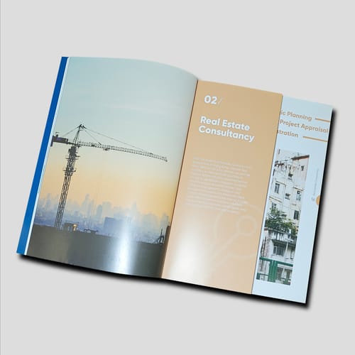 同一本無線膠裝書產品樣本，翻開後可見書頁中央彎曲